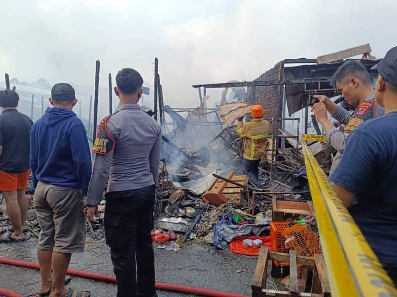 Petugas pemadam kebakaran melakukan pendinginan di sisi kiri Pasar Sepinggan Balikpapan, Jumat (31/7/2026). (Foto: Achmad Fadillah/Pusaranmedia.com)