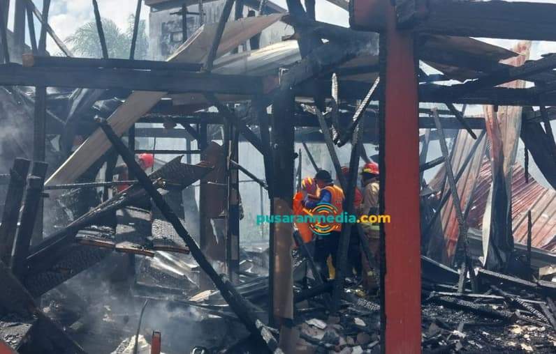 Kebakaran rumah di Kelurahan Sungai Parit, Kecamatan Penajam, PPU menelan dua korban jiwa. (Foto: Adi Kade/Pusaranmedia.com)