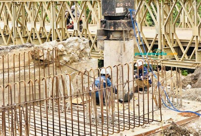 Proses pengujian PDA Test di lokasi pembangunan Jembatan Busui, Kabupaten Paser. (Foto: Luthfi/Pusaranmedia.com)