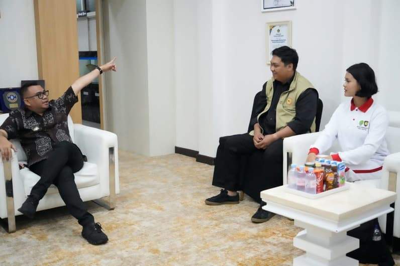 Momen kunjungan Ananda Putri Julita Rista Lestari kepada Bupati Kukar. (Foto: Kukarpaper)