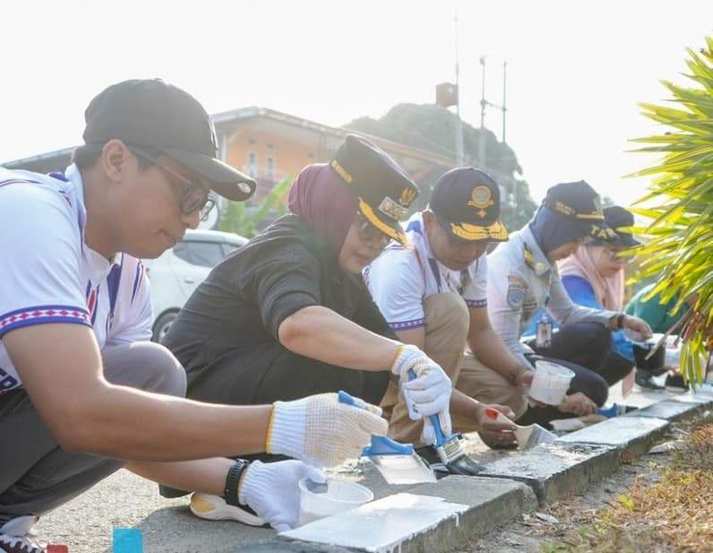 Wali Kota Bontang, Neni Moeniaeni (tengah) (Dok:Lutfi Aziz/Pusaranmedia.com)