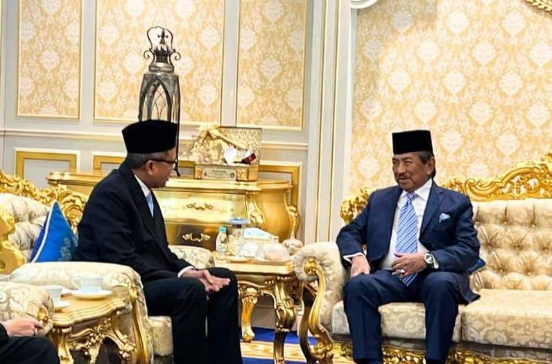 Kepala KRI Tawau Dino Nurwahyudin saat berdialog dengan Tuan Yang Terutama (TYT) Yang Di-Pertua Negeri Sabah, Tun Datuk Seri Panglima (Dr) Musa bin Haji Aman, di Istana Seri Kinabalu, Kota Kinabalu. (Foto: KRI Tawau)