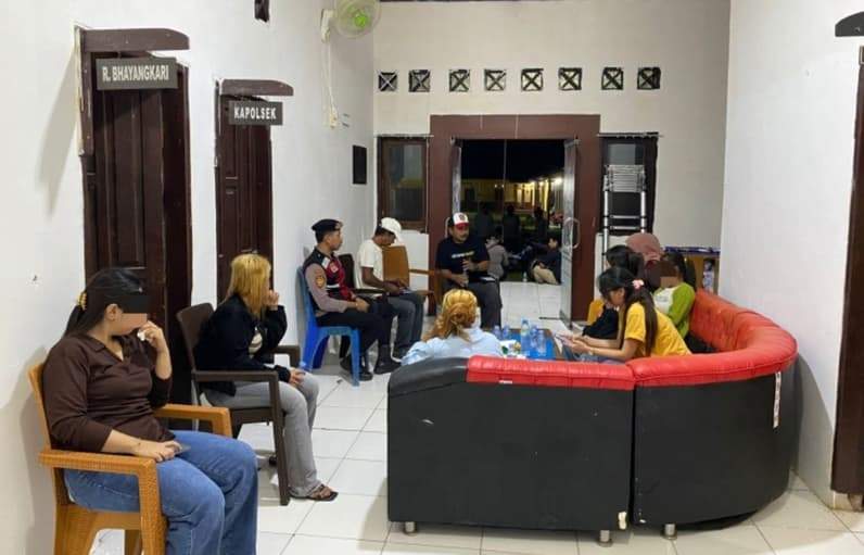Saat para pemandu lagu dan dua pemilik usaha karaoke tengah berada di Polsek Tanjung Harapan. (Foto : Dok Polsek Tanjung Harapan)