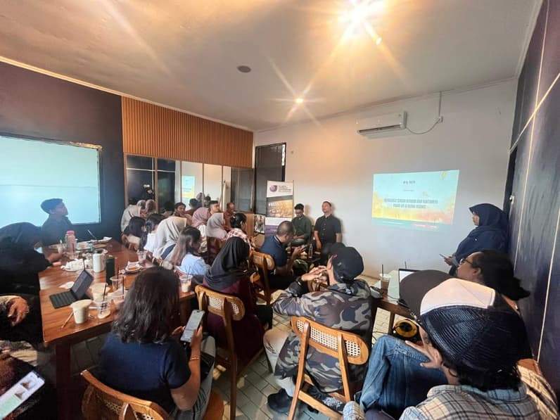 Suasana diskusi publik di Puan Kopi Martadinata, Selasa (12/5/2026). (Foto: AJI Balikpapan)