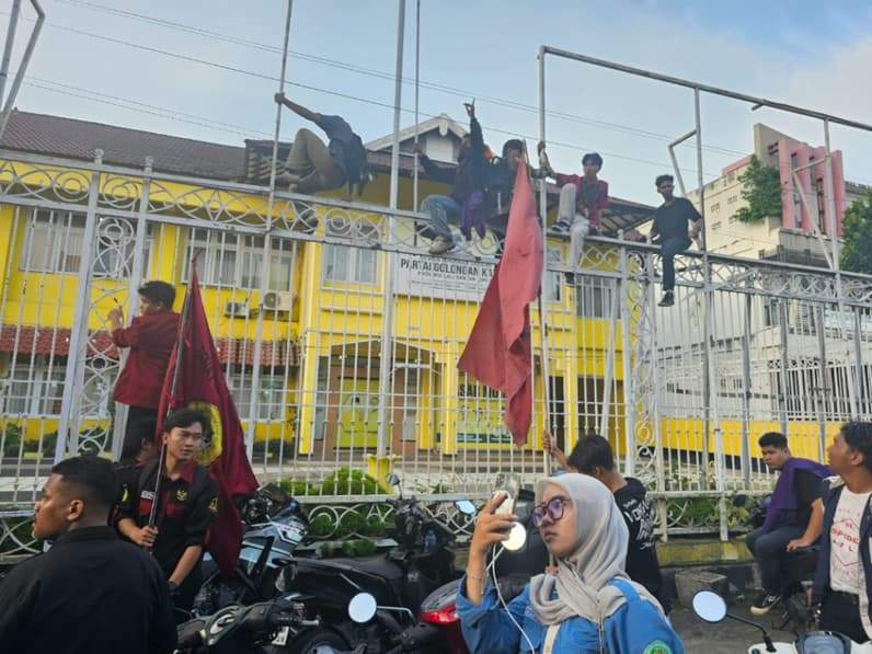 Massa aliansi saat berada di kantor DPW Partai Golkar Kaltim di Jalan Mulawarman. (Foto: Herdi/Pusaranmedia.com)