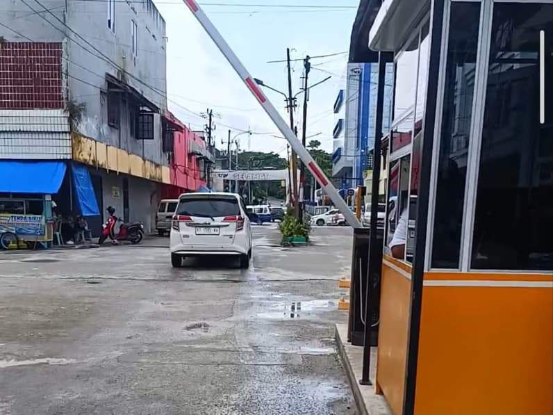 Portal parkir di akses masuk Kantor Kecamatan Balikpapan Kota. (Foto: Achmad Fadillah/Pusaranmedia.com)