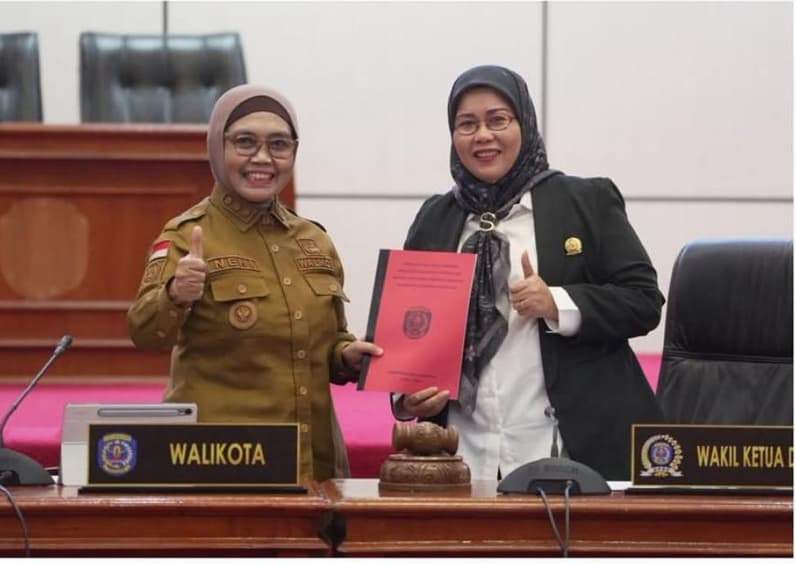 Wali Kota Bontang, Neni Moerniaeni (Kiri) dan Wakil Ketua DPRD Bontang, Siti Yarra (Kanan). (Foto: Lutfi Aziz/Pusaranmedia.com)