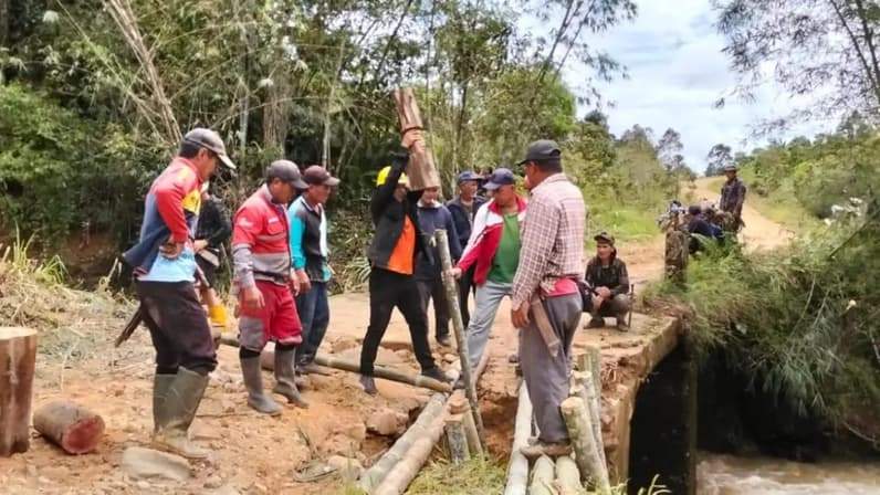 Warga Desa Pa'Betung yang secara swadaya memperbaiki akses jalan masyarakat di Kecamatan Krayan Timur. (Foto: Marjuni)