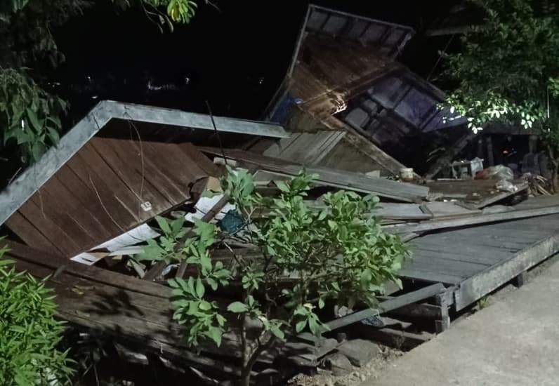 Kondisi rumah ambruk di desa kahala. (Foto: Siti Maisarah)