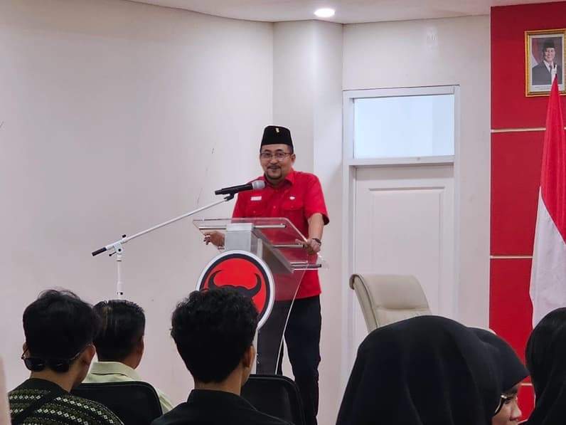 Ketua DPC PDIP Kota Samarinda Iswandi saat memberikan pidato dalam diskusi publik. (Foto: Herdi/Pusaranmedia.com)