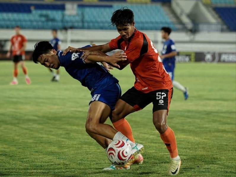 Gelandang asal Jepang, Ryohei Yoshihama dibuat tak berdaya dalam laga melawan Kendal Tornado FC, Jumat (16/10/2026). (Foto: Media Official Persiba Balikpapan)
