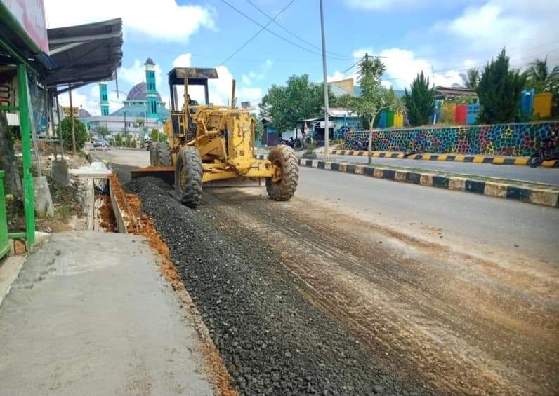 Pengejaran preservasi jalan, jembatan, dan drainase Ruas Batu Aji-Kuaro, di area Desa Batu Kajang, Kecamatan Batu Sopang, Kabupaten Paser. (Foto: Luthfi/Pusaranmedia.com)