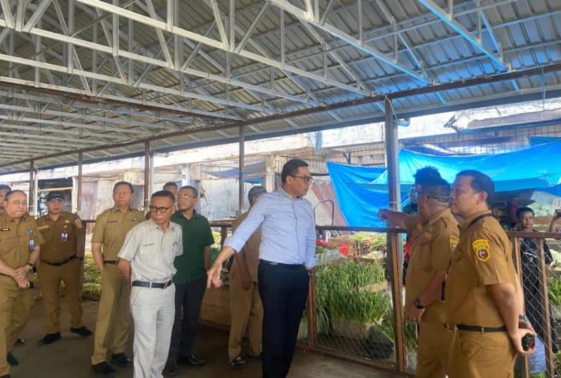 Wali Kota Samarinda, Andi Harun saat meninjau hasil penanganan pascakebakaran di Pasar Segiri, Senin (4/5/2026). (Foto: Tri/Pusaranmedia.com)
