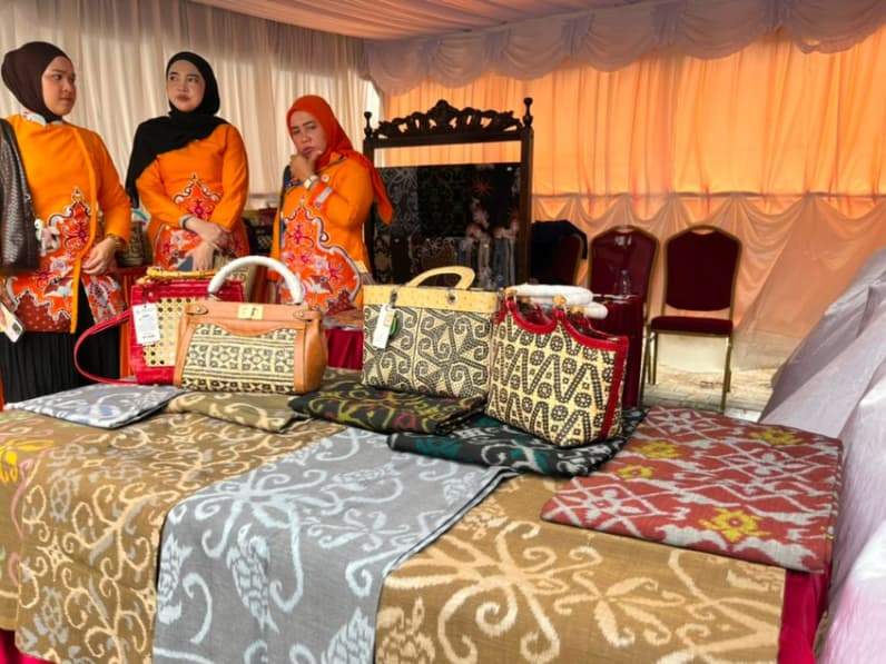 Produk kerajinan tas rotan khas Berau dipamerkan dalam gelaran Harganas ke-33 Tingkat Provinsi Kaltim di Kabupaten Berau. (Foto: Nur Hidayah/ pusaranmedia.com)