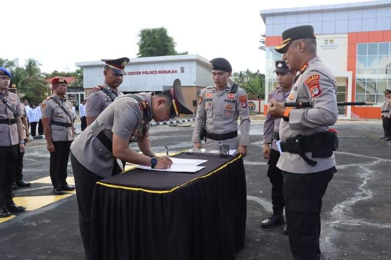 Kapolres Nunukan AKBP Bonifasius Rumbewas saat melakukan pergeseran sejumlah pejabat Polres Nunukan. (Foto: Diansyah/Pusaranmedia.com)