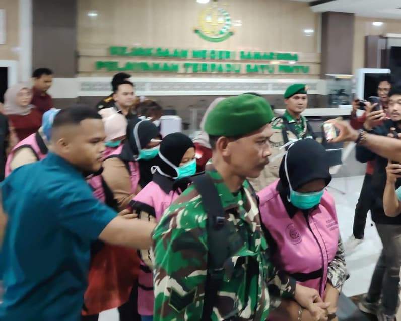 Kedelapan tersangka dugaan korupsi dalam penyaluran Kredit Usaha Rakyat (KUR) di PT BRI diderek ke mobil Tahanan. (Foto: Humas Kejari Samarinda).