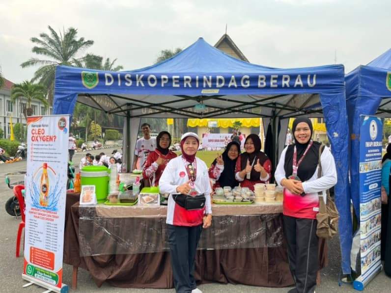 Diskoperindag Berau mengunjungi salah satu satnd UMKM yang ada di acara BBIR 2026. (Foto: Nur Hidayah/ pusaranmedia.com)