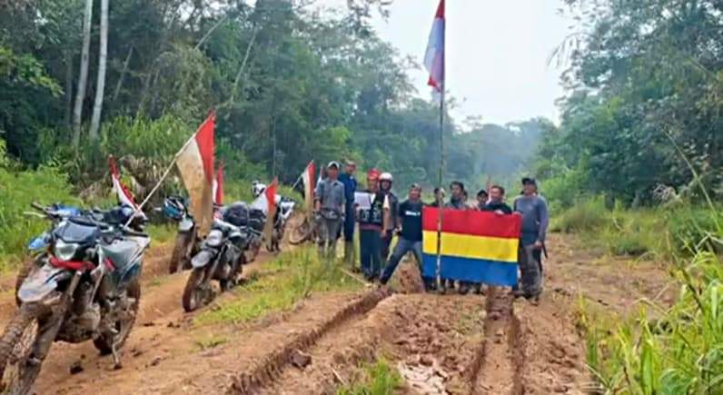 Aksi pengibaran Bendera Dayak Borneo di Dataran Tinggi Krayan pada peringatan HUT ke-81 RI. (Foto: Martinus Baru)