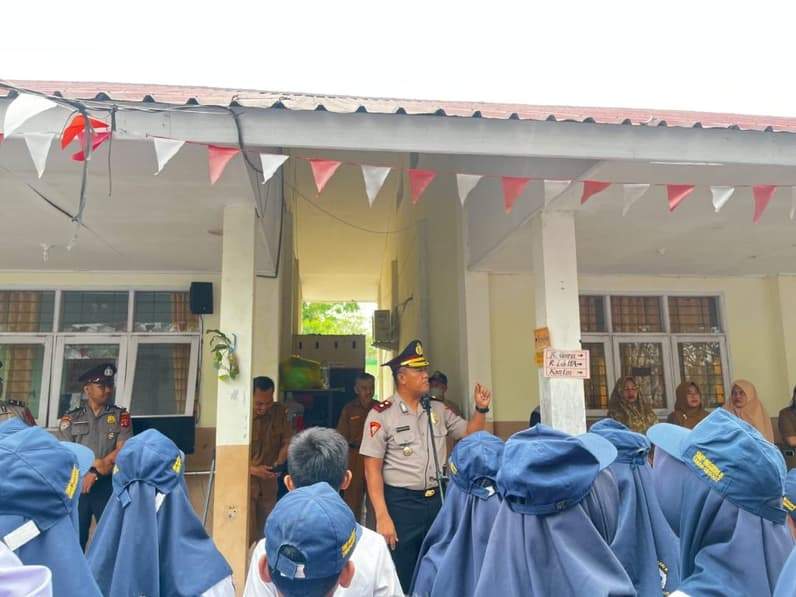 Saat Waka Polres Paser, Kompol Hendro Wibowo di SMP Negeri 8 Tanah Grogot. (Foto : Polres Paser)