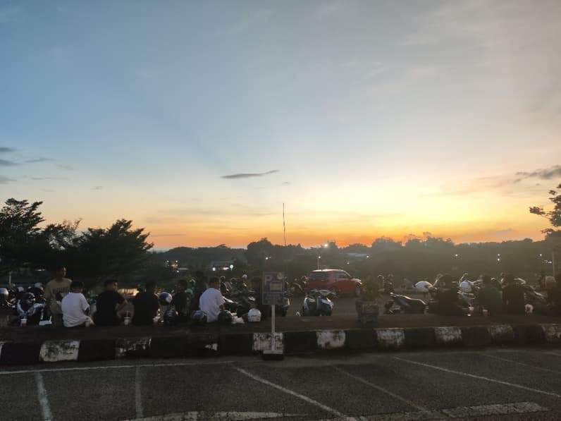 Area parkir RSPS Paser, kerap menjadi tempat nyantai sambil menikmati sunset oleh kalangan muda di Kecamatan Tanah Grogot. (Foto : Luthfi/Pusaranmedia.com)