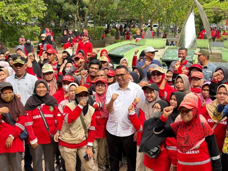 Bupati kukar bersama petugas kebersihan merah putih. (Foto: Aswin/Pusaranmedia.com)