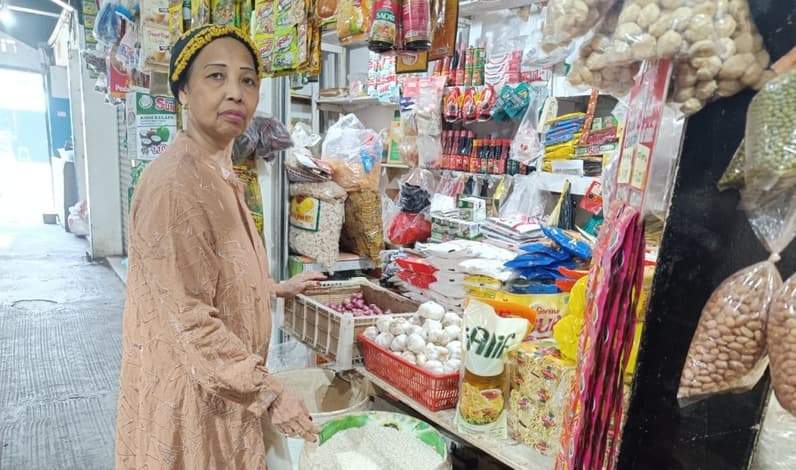 Pedagang di Kios Pasar Klandasan Balikpapan, Jimi merapikan dagangannya, Rabu (8/7/2026). (Foto: Achmad Fadillah/Pusaranmedia.com)