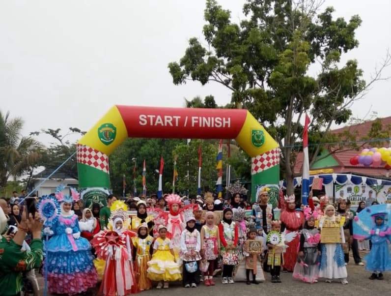 Kreativitas warga Kelurahan Karang Ambun terlihat melalui kostum berbahan daur ulang dalam peringatan HUT ke-21 Kelurahan Karang Ambun. (Foto: Nur Hidayah/ pusaranmedia.com)