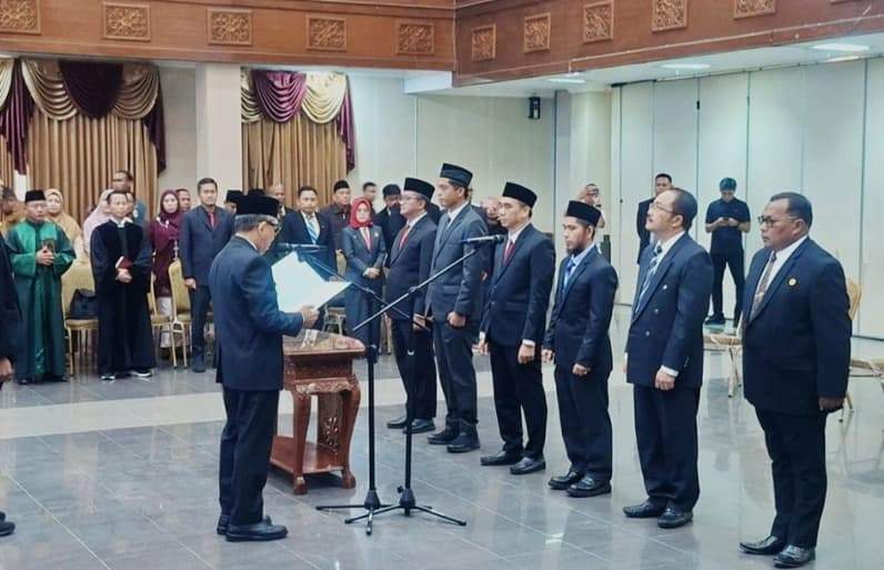 Bupati Kutim, Ardiansyah Sulaiman saat melantik pejabat di Kutim. (Foto: Siswandi/Pusaranmedia.com)