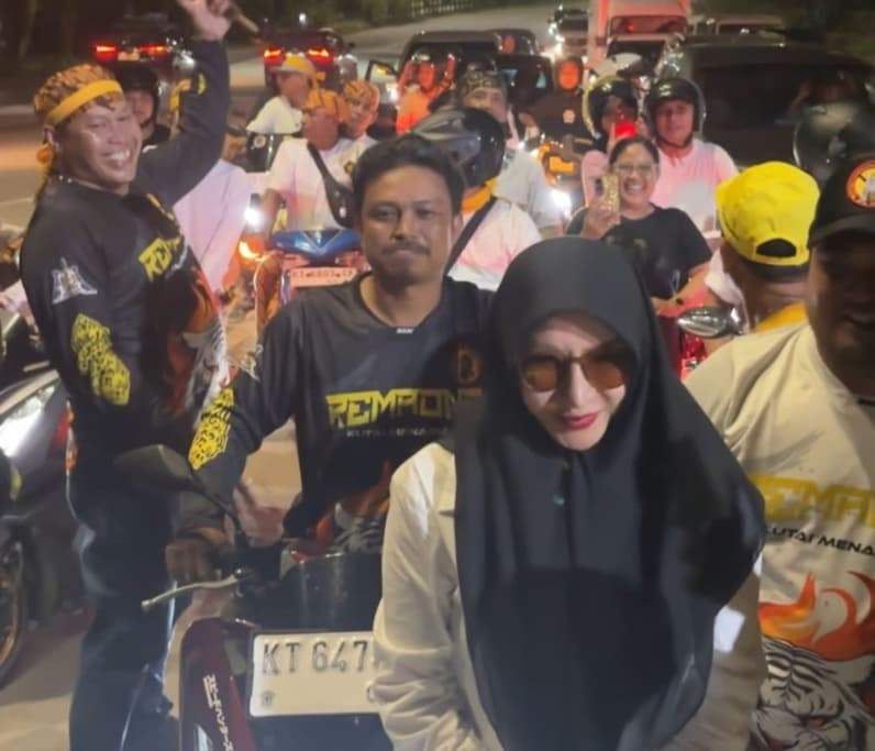 Momen rita widiyasari kembali ke tenggarong dan di sambut meriah (Foto: Aswin/pusaranmedia.com)