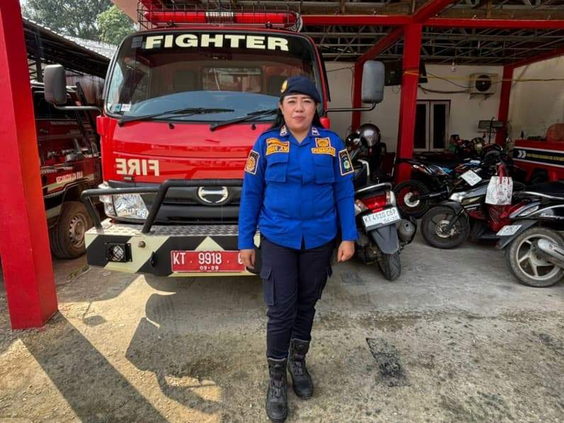 Dhiah Ayu Mulyaningrum anggota Damkar Kukar Pos Sektor Loa Kulu (Foto: Aswin/pusranmedia.com)