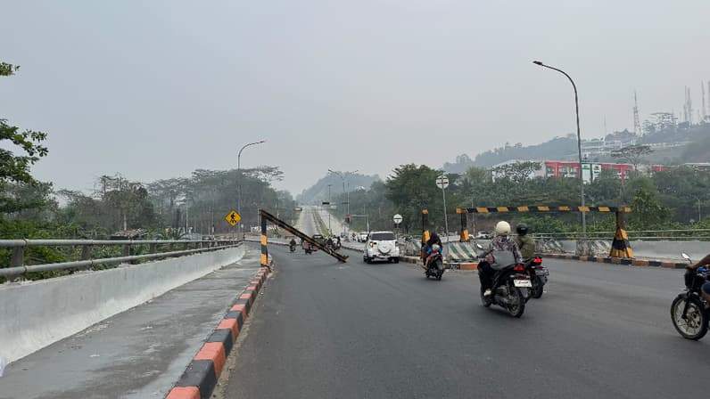Portal jembatan Achmad Amins yang kembali rusak, Selasa (13/10/2026). (Foto: Tri/Pusaranmedia.com)