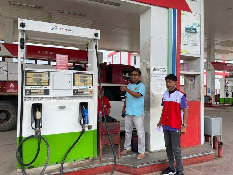 Polres Kutim saat melakukan monitoring di SPBU. (Foto: Dok.Polres Kutim)