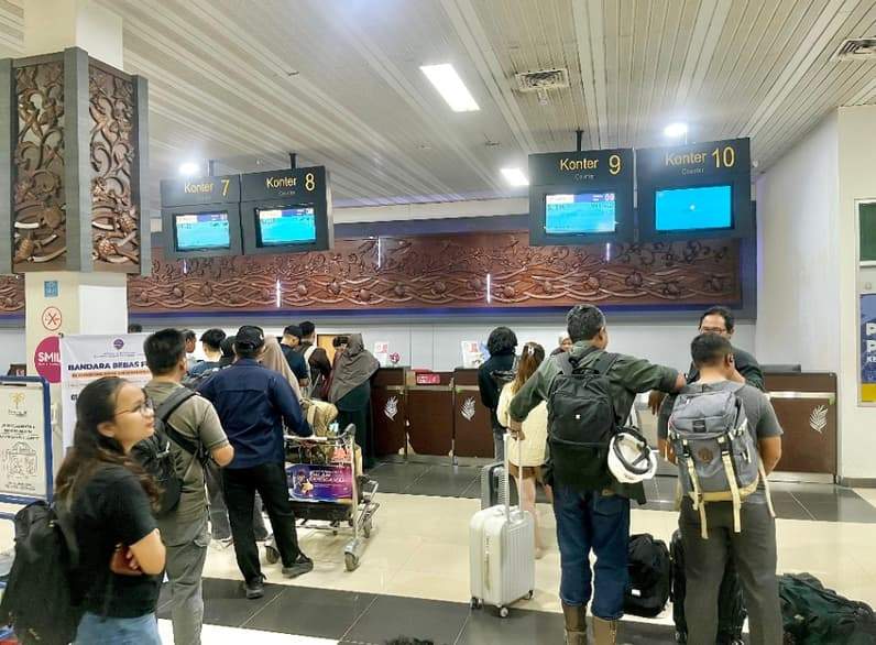 Penumpang Sriwijaya Air penerbangan SJ 135 tujuan Balikpapan mulai melakukan proses check-in di Bandara Kalimarau, Kamis (7/5/2026). (Foto: Nur Hidayah/ pusaranmedia.com)