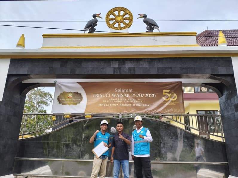Personel PLN menjaga keandalan listik dalam perayaan Waisak di Kaltimra, Minggu (31/5/2026). (Foto: PT PLN UID Kaltimra)
