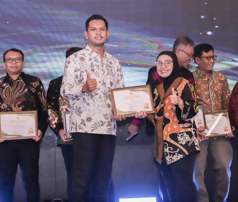 Wali Kota Bontang, Neni Moerniaeni memberikan penghargaan kepada PLN. (Foto: PLN UID Kaltimra)