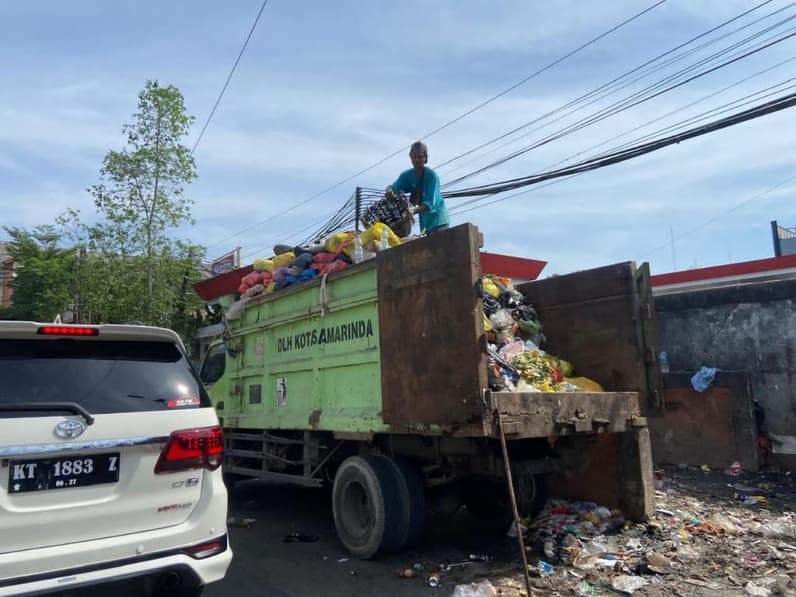 Truk pengangkut sampah DLH Kota Samarinda. (Foto: Tri/Pusaranmedia.com)