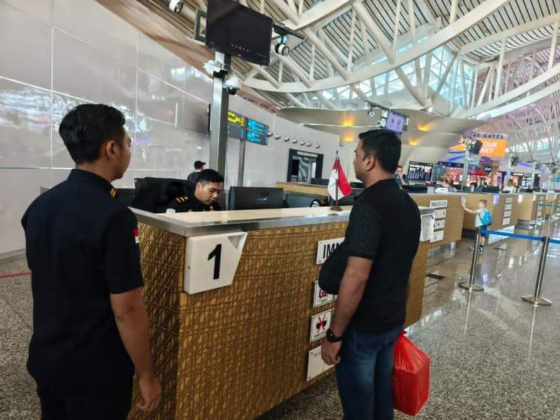 WNA asal Pakistan yang di deportasi melalui Bandara Internasional I Ngurah Rai di Bali dengan pengawalan Petugas Inteldakim Imigrasi Nunukan (Foto: Imigrasi Kelas II Nunukan)