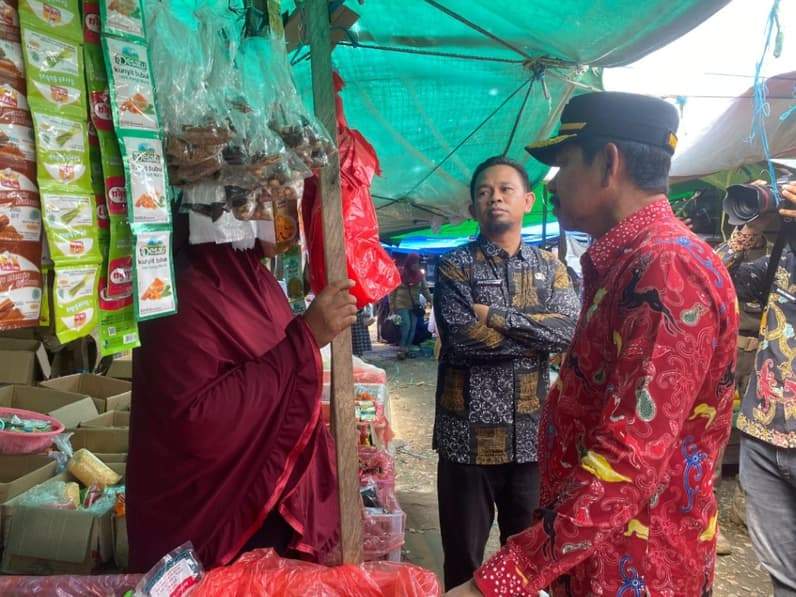 Pemkab PPU melakukan sidak di pasar tradisional untuk memastikan ketersediaan sembako menjelang Iduladha. (Foto: Istimewa).