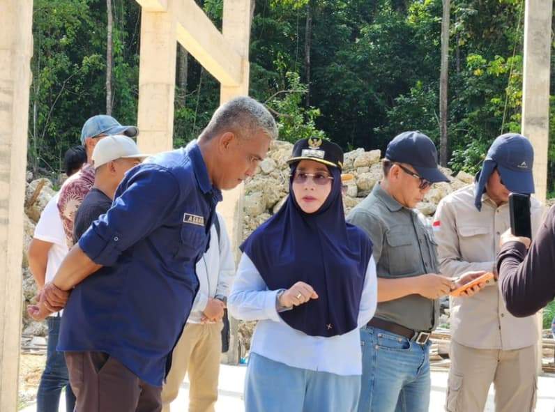 Bupati Berau tinjau lokasi TPST di Maratua. (Foto: Nur Hidayah/Pusaranmedia.com)