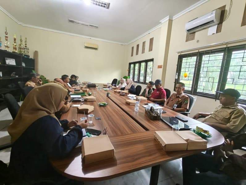Rapat antar OPD terkait dengan para pengepul kelapa sawit di Nunukan (Foto: DKPP Nunukan)