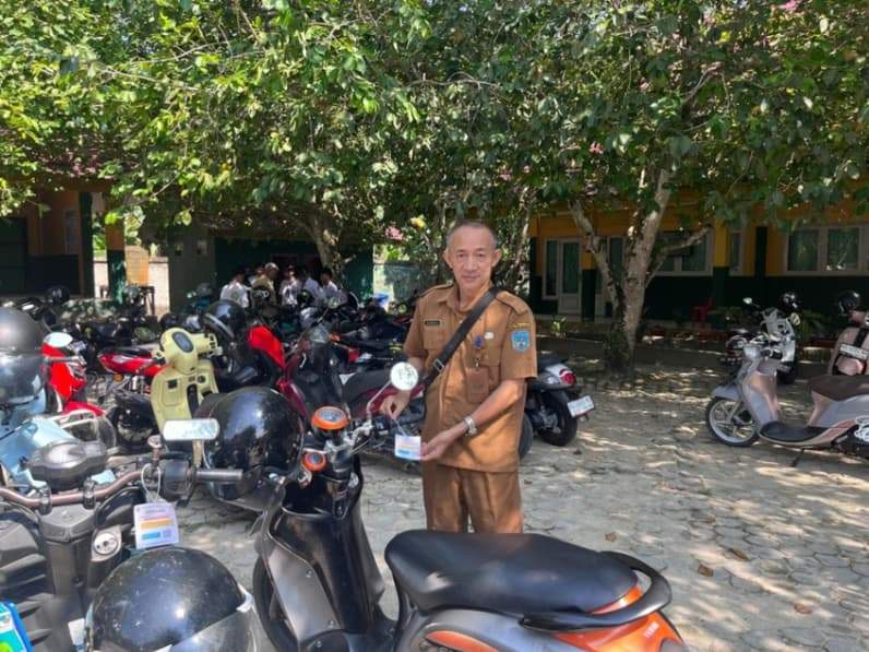 Petugas UPTD Bapenda Kaltara Wilker Nunukan saat mendata secara langsung kendaraan di Nunukan. (Foto: Diansyah/Pusaranmedia.com)