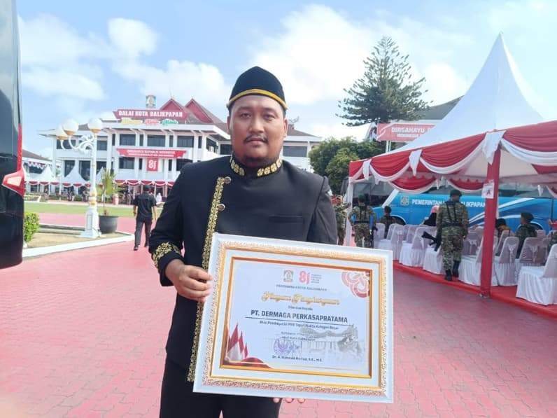 General Affair PT Dermaga Prakasapratama, Doni Saputra membawa pulang piagam penghargaan usai upacara peringatan HUT ke-81 RI di Balaikota Balikpapan, Senin (17/8/2026). (Foto: Achmad Fadillah/Pusaranmedia.com)