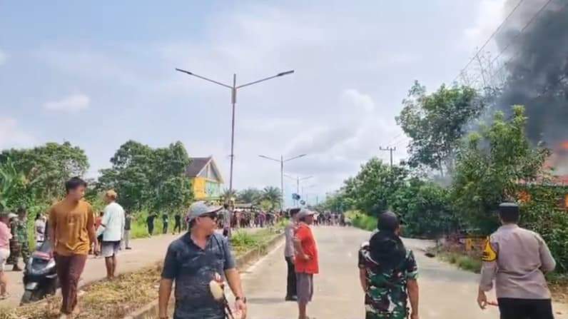 Tangkapan layar video situasi peristiwa pembakaran rumah milik S di Desa Bila Talang, Kecamatan Tabang, Kabupaten Kukar. (Foto: Istimewa)