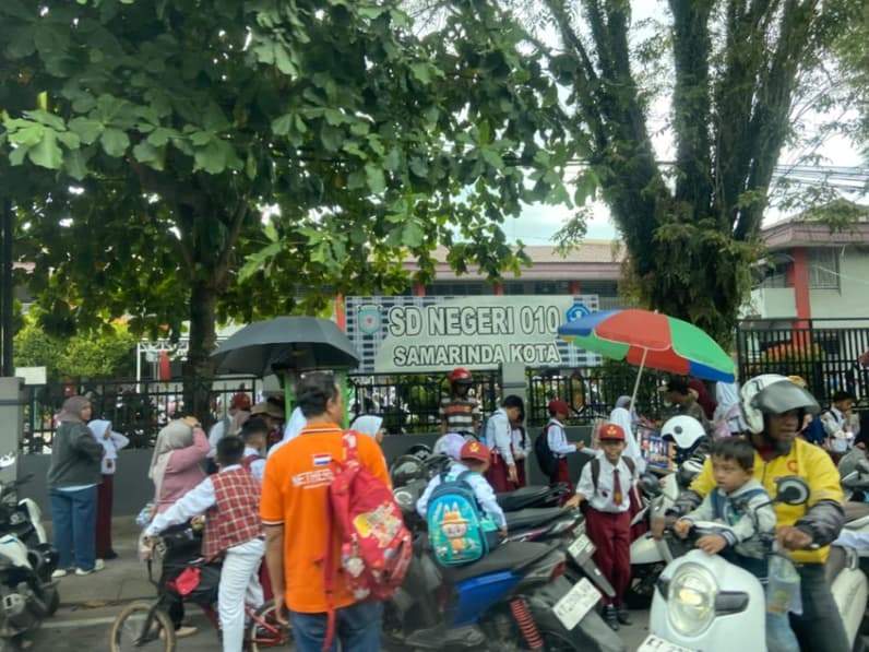 Aktivitas penjemputan siswa di depan SD Negeri 010 Samarinda Kota usai jam pelajaran. (Foto: Tri/Pusaranmedia.com)