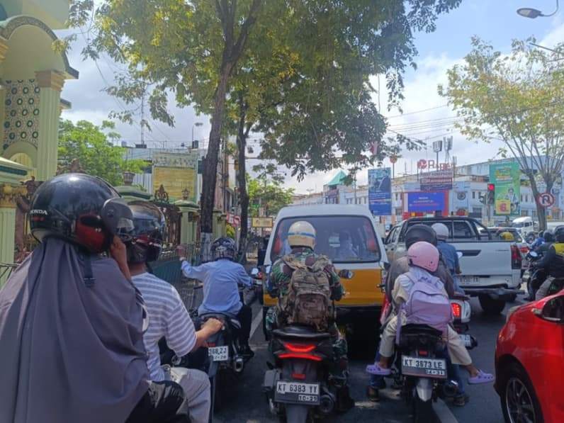 Pengendara dari Jalan Ahmad Yani, simpang traffic light samping Masjid Al Munawwar ada rambu lalu lintas larangan belok kiri. (Foto: Achmad Fadillah/Pusaranmedia.com)