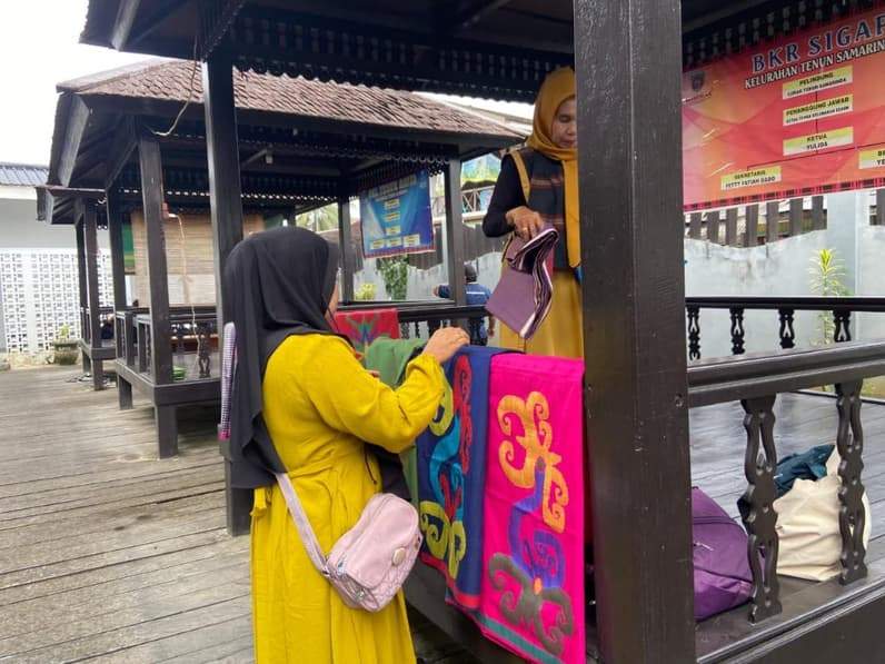 Produk yang dihasilkan oleh pengrajin di Kampung Tenun, Samarinda Seberang. (Foto: Tri/Pusaranmedia.com)