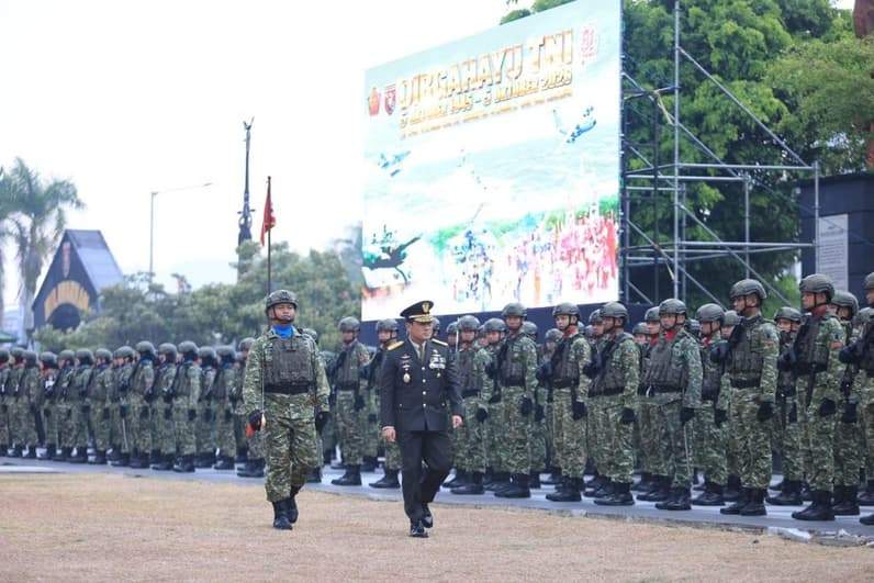 Kasdam VI/Mulawarman, Brigjen TNI Andy Setyawan mengecek persiapan pasukan dalam upacara peringatan HUT ke-81 TNI di Makodam VI/Mulawarman, Senin (5/10/2026). (Foto: Pendam VI/Mulawarman)