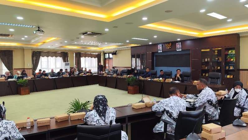 Rapat Dengar Pendapat (RDP) pada Kamis (30/4/2026), membahas sejumlah persoalan krusial, mulai dari tertundanya pembayaran ribuan insentif guru honorer hingga evaluasi sistem pelayanan kesehatan di daerah (Foto: Aswin/pusaranmedia.com)
