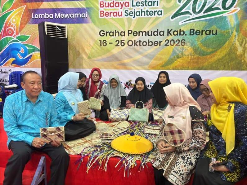 Proses pembuatan krajinan khas Berau di stan Dekranasda Berau. (Foto: Nur Hidayah/ pusaranmedia.com)