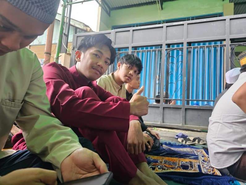 Rangga (tengah) usai melakukan salat iduladha. (Foto: Herdi/Pusaranmedia.com)